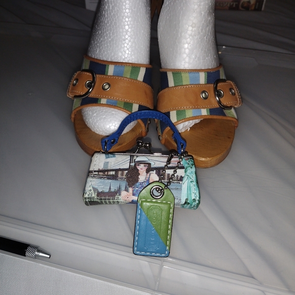 Coach - Picture 6 of 9